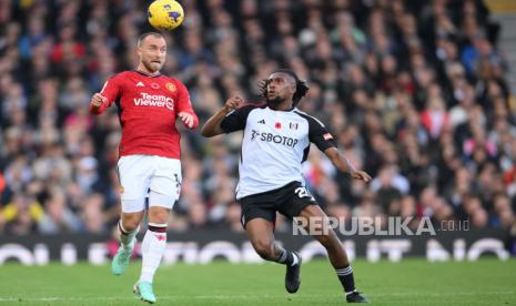 Gelandang Manchester United Christian Eriksen (kiri(