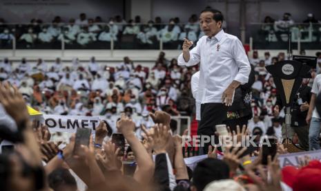 Presiden Joko Widodo menyapa relawan saat menghadiri acara Gerakan Nusantara Bersatu: Satu Komando Untuk Indonesia di Stadion Utama Gelora Bung Karno, Jakarta, Sabtu (26/11/2022). Gerakan Nusantara Bersatu dari berbagai elemen relawan Jokowi itu untuk menyelaraskan persepsi barisan satu komando di bawah arahan Presiden Joko Widodo. 