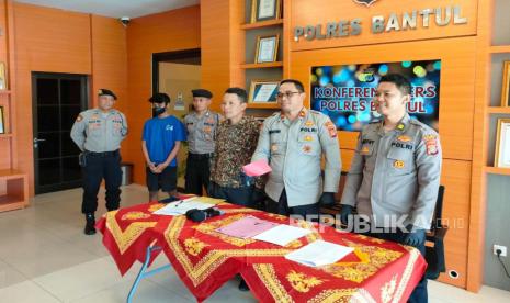 Kapolsek Banguntapan Kompol Irwantoro (tengah) melakukan konferensi pers di Polres Bantul, Rabu (26/7/23). 