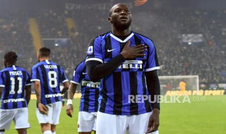 Romelu Lukaku dari Inter melakukan selebrasi setelah mencetak gol pada pertandingan sepak bola Serie A Italia Udinese Calcio vs FC Inter di stadion Friuli - Dacia Arena di Udine, Italia, 02 Februari 2020.