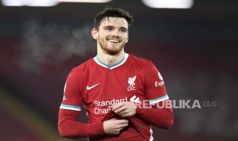 Andrew Robertson dari Liverpool tersenyum selama pertandingan sepak bola Liga Premier Inggris antara Liverpool dan Wolverhampton Wanderers di Stadion Anfield, Liverpool, Inggris, Minggu, 6 Desember 2020. 