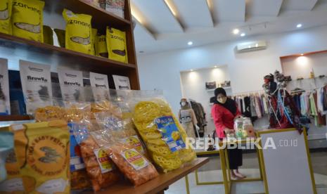 Pengunjung mengamati bermacam produk Usaha Mikro Kecil Menengah (UMKM) di Galeri Patrakomala Dekranasda (Dewan Kerajinan Nasional Daerah) Kota Bandung, Jalan Jakarta, Jumat (10/3/2023). Menghadapi gejolak ketidakpastian perekonomian global, Indonesia kian menunjukkan resiliensi melalui capaian impresif pertumbuhan ekonomi yang menyentuh angka 5,31 persen (yoy) pada 2022.