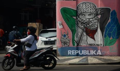 Kemenlu: Tidak Ada Alasan tidak Membela Palestina. Kendaraan melintas didekat mural bertema Palestina di Jl Ciledug Raya, Jakarta, Selasa (25/5). Mural tersebut merupakan bentuk solidaritas dan dukungan kepada rakyat Palestina dan Masjid Al Aqsa terhadap serangan pasukan Israel.Prayogi/Republika.