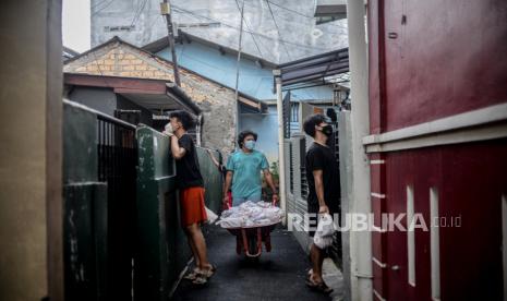 Warga mendistribusikan daging kurban secara door to door di kawasan Jati Padang RT 013/RW02, Pasar Minggu, Jakarta Selatan, Selasa (20/7). Pembagian daging kurban secara door to door tersebut dilakukan sebagai antisipasi kerumunan pada masa PPKM Darurat mengingat kasus Covid-19 di DKI Jakarta masih mengalami peningkatan. Republika/Thoudy Badai