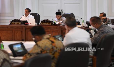 Presiden Joko Widodo (kiri) didampingi Wakil Presiden Ma'ruf Amin (tengah) memimpin rapat terbatas di Kantor Presiden, Jakarta, Senin (30/1/2023).