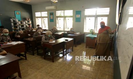 Sebanyak 15 sekolah di Kabupaten Garut telah diizinkan untuk menggelar kegiatan belajar mengajar (KBM) tatap muka secara terbatas sejak sepekan belakangan. Lima belas sekolah itu terdiri dari sembilan SMA dan enam SMK di wilayah selatan Kabupaten Garut.