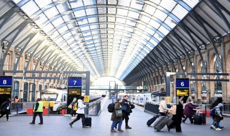  Penumpang di Stasiun Kings Cross di London, Inggris.