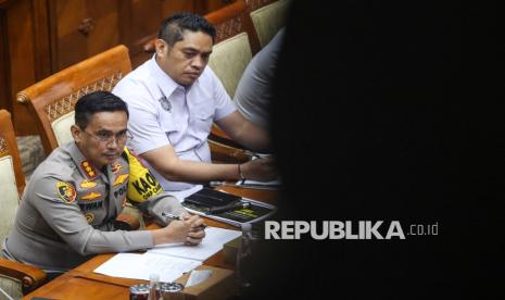 Kapolrestabes Semarang Kombes Pol Irwan Anwar (kiri) mengikuti Rapat Dengar Pendapat (RDP) dengan Komisi III DPR di Kompleks Parlemen, Senayan, Jakarta, Selasa (3/12/2024). RDP tersebut membahas peristiwa penembakan terhadap siswa SMK berinisial GRO hingga meninggal dunia oleh oknum anggota polisi berinisial Aipda RZ. 