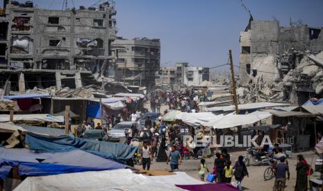 Warga Palestina berjalan untuk mengungsi akibat serangan Israel di Khan Younis, Jalur Gaza, Senin (22/7/2024). Ribuan warga di Khan Younis melarikan diri dari serangan udara dan operasi militer Israel. Kementerian Kesehatan di Gaza yang dikuasai Hamas melaporkan serangan Israel ke Khan Younis, selatan Jalur Gaza tersebut menewaskan 70 orang dan melukai lebih dari 200 lainnya.