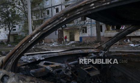 Seorang wanita memasuki sebuah bangunan tempat tinggal yang rusak berat setelah serangan Rusia pekan lalu di Zaporizhzhia, Ukraina, Minggu, 16 Oktober 2022. Koordinator kemanusiaan PBB di Ukraina pada Kamis (20/10/2022) mengatakan bahwa Rusia tidak memberikan akses ke daerah-daerah yang dikuasainya saat menjelang musim dingin.