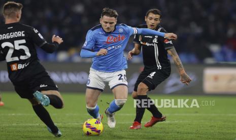  Pemain Napoli Piotr Zielinski (tengah).