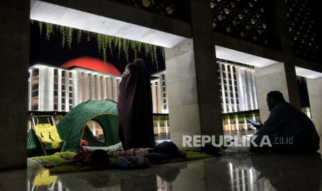 Jamaah membaca Alquran saat beritikaf di Masjid Istiqlal, Jakarta, Jumat (14/4/2023) dini hari. Pada sepuluh hari menjelang berakhirnya bulan suci Ramadhan, umat muslim melakukan itikaf atau berdiam diri di masjid dengan beribadah untuk meraih malam lailatul qadar atau malam kemuliaan.