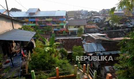 Permukiman padat penduduk di bantaran Sungai Code, Yogyakarta, Selasa (6/9/2022). Indonesia gagal mendapatkan dana pandemi putaran pertama pada Juli 2023.