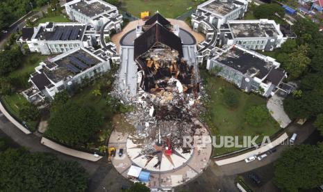  Sebuah gedung pemerintah terlihat rusak parah setelah gempa dalam foto udara yang diambil dengan menggunakan drone di Mamuju, Sulawesi Barat, Indonesia, Sabtu, 16 Januari 2021. Jalan dan jembatan yang rusak, pemadaman listrik dan kurangnya alat berat pada hari Sabtu menghambat Indonesia tim penyelamat setelah gempa kuat dan dangkal menyebabkan sejumlah orang tewas dan terluka di pulau Sulawesi.