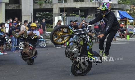 Peserta melakukan freestyle motor saat Latihan Bersama (Latber) Slalom di Halaman Gedung Olahraga Sukapura, Dadaha, Kota Tasikmalaya, Jawa Barat.  Latihan bersama dengan sejumlah atlet slalom dari berbagai daerah di Priangan Timur, Jabar tersebut untuk mencari bibit atlet berprestasi serta meminimalisir kenakalan remaja dan balapan liar di jalan. (Ilustrasi)