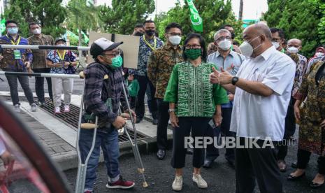 Wakil Gubernur DIY Paku Alam X (kanan) menyapa peserta vaksinasi di Grab Vaccine Centre, Sleman, DI Yogyakarta, Kamis (17/6/2021). Dalam kunjungannya, Wakil Gubernur DIY Paku Alam X meninjau langsung kegiatan vaksinasi yang diikuti mitra pengemudi Grab, pelaku wisata, lansia, abdi dalem dan penyandang disabilitas. 