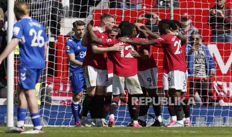 Anthony Martial dari Manchester United merayakan dengan rekan satu timnya setelah mencetak gol kedua timnya selama pertandingan sepak bola Liga Premier Inggris antara Manchester United dan Everton, di stadion Old Trafford di Manchester, Inggris, Sabtu, 8 April 2023.