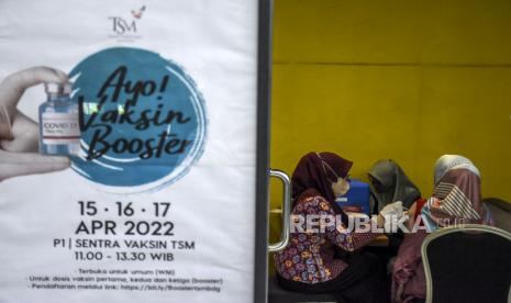 Vaksinator menyuntikkan vaksin Covid-19 ke warga di Trans Studio Mall, Jalan Gatot Subroto, Kota Bandung, Jumat (15/7/2022). Pemerintah Kota Bandung mendirikan 190 posko vaksinasi untuk mempercepat proses vaksinasi Covid-19 dosis ketiga (booster) untuk masyarakat. Hingga Rabu (13/7/2022), program vaksinasi Covid-19 dosis ketiga di Kota Bandung telah mencapai 35,65 persen atau 696.054 orang. 