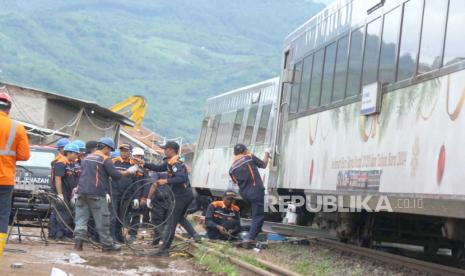 Kondisi Kereta Api (KA) Turangga yang tabrakan dengan KA Lokal Bandung Raya di petak jalan Cicalengka-Haurpugur, Kabupaten Bandung, Jawa Barat, Jumat (5/1/2024). 