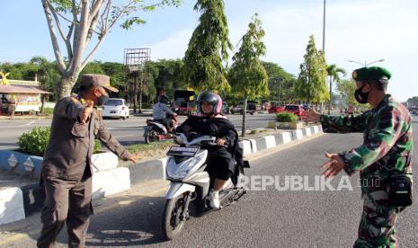 Seorang pengendara motor yang tidak memakai masker terjaring dalam operasi protokol kesehatan (prokes) 