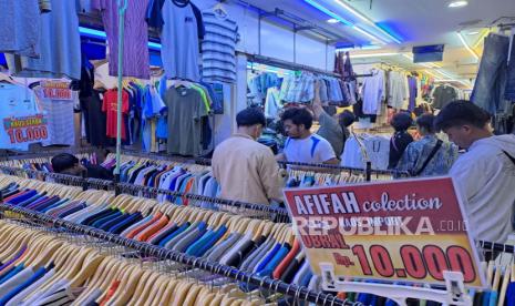 Aktivitas penjualan pakaian bekas atau thrifting impor di Pasar Senen, Jakarta Pusat, Senin (20/3/2023). 