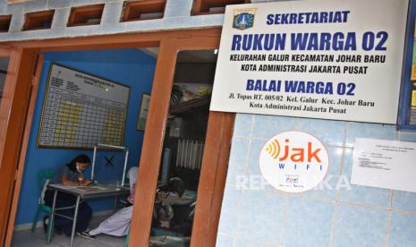 Dua siswa belajar secara daring dengan akses internet gratis dari Pemprov DKI Jakarta di Kantor RW 02 Kampung Internet, Galur, Jakarta, Kamis (3/9/2020). Pemprov DKI Jakarta melalui program JakWifi menargetkan 9.000 titik akses internet gratis di seluruh Ibu Kota dalam dua bulan ke depan untuk membantu akselerasi transformasi digital di seluruh sektor terutama pendidikan, ekonomi, pemerintahan dan komunikasi masyarakat.