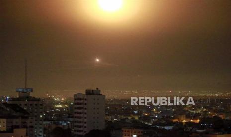 Sistem anti-rudal Iron Dome Israel mencegat roket yang diluncurkan dari Jalur Gaza, terlihat dari pusat Kota Gaza, Jumat (7/4//2023). Militer Israel melancarkan serangan udara di Jalur Gaza di tengah ketegangan yang timbul akibat insiden di masjid Al-Aqsa di Yerusalem , di mana pasukan keamanan Israel menghadapi jemaah Palestina yang berkumpul untuk ibadah Ramadhan. Menurut militer Israel, sekitar 34 roket ditembakkan dari Lebanon setelah insiden di masjid Al-Aqsa.