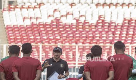 Pelatih Timnas Indonesia Shin Tae-yong memberikan pengarahan saat melakukan sesi latihan jelang Piala AFF 2022 bersama Timnas Indonesia di Stadion Utama Gelora Bung Karno, Jakarta, Selasa (20/12/2022). Timnas Indonesia akan bertanding melawan Timnas Kamboja di Stadion Utama Gelora Bung Karno, Jakarta, Jumat (23/12/2022).