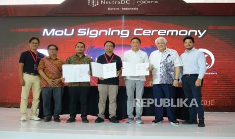 Seremoni Pemancangan Tiang (Piling), Pembangunan Data Center dengan Infrastruktur AI di Batam, Kamis (13/6/2024). 