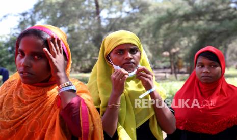 Pengungsi etnis Rohingya yang terdampar di pesisir pantai Kuala Simpang Ulim berada di sekitar tenda darurat di pulau Idaman, Aceh Timur, Aceh, Aceh (6/6/2021).