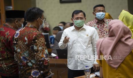 Menteri Kesehatan Terawan Agus Putranto (tengah) berbincang dengan sejumlah anggota DPR saat akan mengikuti rapat kerja dengan Komisi IX DPR di kompleks Parlemen, Jakarta, Kamis (11/6/2020). Rapat yang juga diikuti Menteri Koordinator Bidang Pembangunan Manusia dan Kebudayaan (Menko PMK) Muhadjir Effendy itu membahas penanggulangan defisit dana jaminan sosial BPJS Kesehatan dan perbaikan tata kelola sistem layanan kesehatan