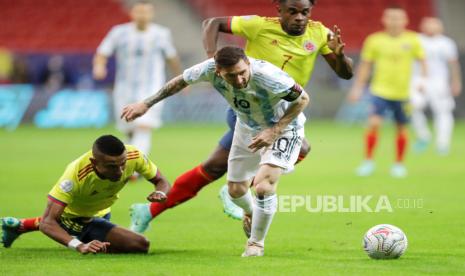 Pemain Argentina Lionel Messi (kanan) beraksi melawan pemain Kolombia William Tesillo (kiri), selama pertandingan sepak bola semifinal Copa America antara Argentina dan Kolombia di stadion Mane Garrincha di Brasilia, Brasil, 06 Juli 2021.