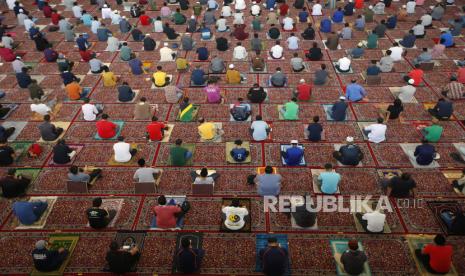 Perubahan Jarak Antar Jamaah dalam Sholat Dibahas Malaysia. Foto: Umat Muslim Malaysia mengikuti salat Jumat di dalam sebuah masjid di Kuala Lumpur, Malaysia, 01 Oktober 2021. Umat Muslim di Kuala Lumpur dan Putrajaya diizinkan untuk menghadiri salat Jumat dengan kapasitas masjid yang sebenarnya dengan tetap menjaga prosedur jarak sosial 1,5 meter.