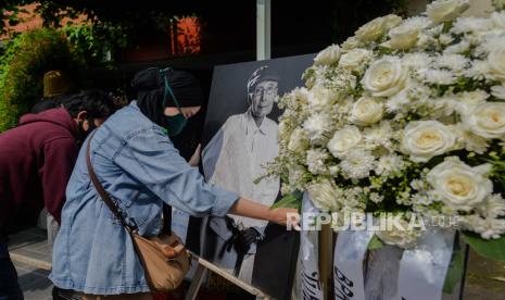 Suasana rumah duka mendiang sastrawan Sapardi Djoko Damono di Kompleks Dosen UI Ciputat, Tangerang Selatan, Banten, Ahad (19/7). Sastrawan Indonesia Sapardi Djoko Damono meninggal pada usia 80 tahun di Rumah Sakit Eka Hospital BSD Tangerang pukul 09.17 WIB dan akan dimakamkan di Taman Pemakaman Giritama, Giri Tonjong, Bogor, Jawa Barat.