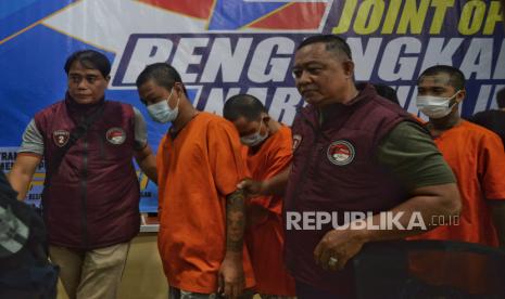 Petugas menghadirkan tersangka saat Press Conference Joint Operation pengungkapan jaringan narkotika internasional di KPPBC TMP C Kantor Pos Pasar Baru, Jakarta, Rabu (8/5/2024). Bea Cukai Pasar Baru dengan Dittipid Narkoba Bareskrim Polri berhasil menggagalkan dua upaya penyelundupan narkotika jenis ekstasi melalui barang kiriman. Sebanyak 20 ribu lebih pil ekstasi serta 6 orang tersangka sindikat internasional berhasil diamankan dalam joint operation tersebut.