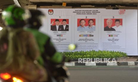 Sebuah baliho sosialisasi visi dan misi tiga pasangan calon presiden dan wakil presiden 2024 terpasang di kawasan Kuningan, Jakarta, Selasa (9/1/2024). Baliho sosialisasi tersebut bertujuan untuk mengedukasi masyarakat agar mengetahui visi dan misi ketiga paslon capres-cawapres 2024 serta mengajak masyarakat untuk menggunakan hak pilihnya pada 14 Februari 2024.