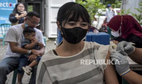 Vaksinator menyuntikkan vaksin Covid-19 ke warga saat pelaksanaan vaksinasi Covid-19 massal di Taman Dewi Sartika, Jalan Wastukencana, Kota Bandung, Selasa (18/10/2022). Beberapa daerah saat ini sedang mengalami kelangkaan stok vaksin Covid-19 di tengah terdeteksinya subvarian Omicron XBB. (ilustrasi)