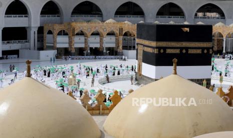 Orang yang Berhak Menjadi Badal Haji Seseorang. Jamaah haji melakukan Tawaf di sekitar Kabah.