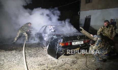  Petugas pemadam kebakaran memadamkan mobil yang terbakar setelah penembakan oleh artileri Azerbaijan selama konflik militer di Stepanakert, wilayah separatis Nagorno-Karabakh, Selasa, 3 November 2020. Pertempuran sengit yang melibatkan artileri berat, roket dan drone telah berkecamuk meskipun upaya internasional berulang kali untuk akhiri permusuhan.