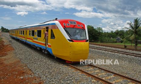 KA Andalan Celebes melintas di jalur kereta api Makassar-Maros di Kabupaten Pangkep, Sulawesi Selatan, Ahad (6/11/2022). Presiden Joko Widodo (Jokowi) meresmikan pengoperasian jalur kereta api Makassar-Parepare rute Maros-Barru, Sulawesi Selatan, Rabu (29/3/2023). 