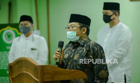 Juru Bicara Wakil Presiden RI Masduki Baidlowi (kiri) menyampaikan konferensi pers terkait kunjungan Ketua Gugus Tugas Percepatan Penanganan Covid-19 di kantor MUI, Jakarta, Ahad (17/5). Dalam kunjungan tersebut membahas tentang rencana kegiatan gerakan moral bangsa sebagai implementasi dari 4 sehat 5 sempurna dengan menerapkan protokol covid-19 kepada masyarakat agar menerapkan pola hidup sehat