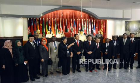 Ketua MPR Bambang Soesatyo (tengah), bersama para pimpinan MPR dan para delegasi berkunjung ke Museum Asia Afrika usai saat pembukaan Konferensi Internasional pimpinan Majelis Permusyawaratan, Dewan Syuro Negara-Negara Anggota Organisasi Kerja Sama Islam (OKI) di Gedung Merdeka, Jalan Asia Afrika, Kota Bandung, Selasa (25/10/2022). Kegiatan tersebut digelar dari tanggal 24 hingga 26 Oktober 2022 di Gedung Merdeka dan Hotel Pullman, Kota Bandung. Topik yang akan dibahas adalah masalah perdamaian dunia, krisis dan perubahan iklim global.