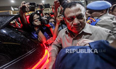 Ketua KPK Non Aktif Firli Bahuri saat akan menaiki mobil usai menjalani pemeriksaan di Bareskrim Polri, Jakarta, Rabu (27/12/2023). Firli Bahuri bungkam setelah diperiksa selama 11 jam terkait kasus dugaan pemerasan terhadap mantan Menteri Pertanian Syahrul Yasin Limpo.