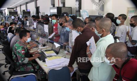 Sejumlah Pekerja Migran Indonesia (PMI) antre untuk pemeriksaan dokumen di Pos Lintas Batas Negara (PLBN) Entikong di Kabupaten Sanggau, Kalimantan Barat, Kamis (28/4/2022). Kepolisian Resor Kota (Polresta) Bandara Soekarno-Hatta (Soetta), Tangerang, Banten, mengungkap sindikat pelaku tindak pidana perdagangan orang (TPPO) terhadap puluhan calon Pekerja Migran Indonesia (PMI).