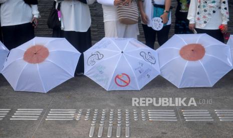 Ibu-ibu dari Asosiasi Ibu Menyusui Indonesia (AIMI) Bantul menggunakan payung putih berkampanye tentang pentingnya tahapan menyusui di kawasan Malioboro, Yogyakarta, Ahad (7/8/2022). Puting juga sering menjadi kering dan iritasi karena menyusui. Kondisi itu bisa menyebabkan timbulnya rasa gatal.