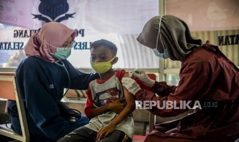In Picture: Vaksinasi Covid-19 Anak di Polsek Pamulang