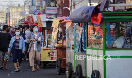 Pengunjung berjalan di kawasan pusat kuliner Pasar Lama, Kota Tangerang, Banten, Jumat (28/8/2020). Pemerintah Kota Tangerang memberlakukan jam operasional baru di kawasan tersebut hingga pukul 18.00 WIB akibat adanya peningkatan kasus COVID-19 di Kota Tangerang serta meminimalisir penyebaran COVID-19. 