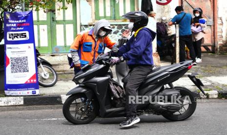 Layar QRIS untuk pembayaran nontunai parkir kendaraan bermotor di Jalan Prof Yohannes, Yogyakarta, Senin (7/3/2022). Dinas Perhubungan Kota Yogyakarta melakukan uji coba pembayaran parkir kendaraan bermotor secara nontunai menggunakan QRIS di dua lokasi parkir yaitu di Jalan Prof. Yohannes dan di Tempat Khusus Parkir Limaran. Pembayaran parkir secara non tunai tersebut akan menjadi alternatif metode pembayaran parkir yang selama ini hanya dilakukan dengan cara tunai.