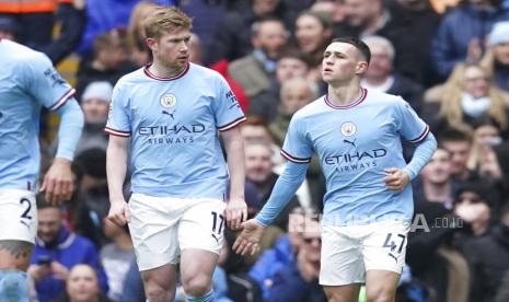 Pemain Manchester City Phil Foden (kanan) merayakan setelah mencetak gol pertama timnya pada pertandingan sepak bola Liga Premier Inggris antara Manchester City dan Newcastle, di stadion Etihad di Manchester, Inggris, Sabtu (4/3/2023).