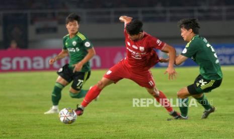 Pertandingan pra musim Persis Solo melawan Jeonbuk Hyundai Motor pada babak pertama di Stadion Manahan, Surakarta, Jawa Tengah, Sabtu (17/6/2023). Pada babak pertama skor masih sama kuat 1-1.